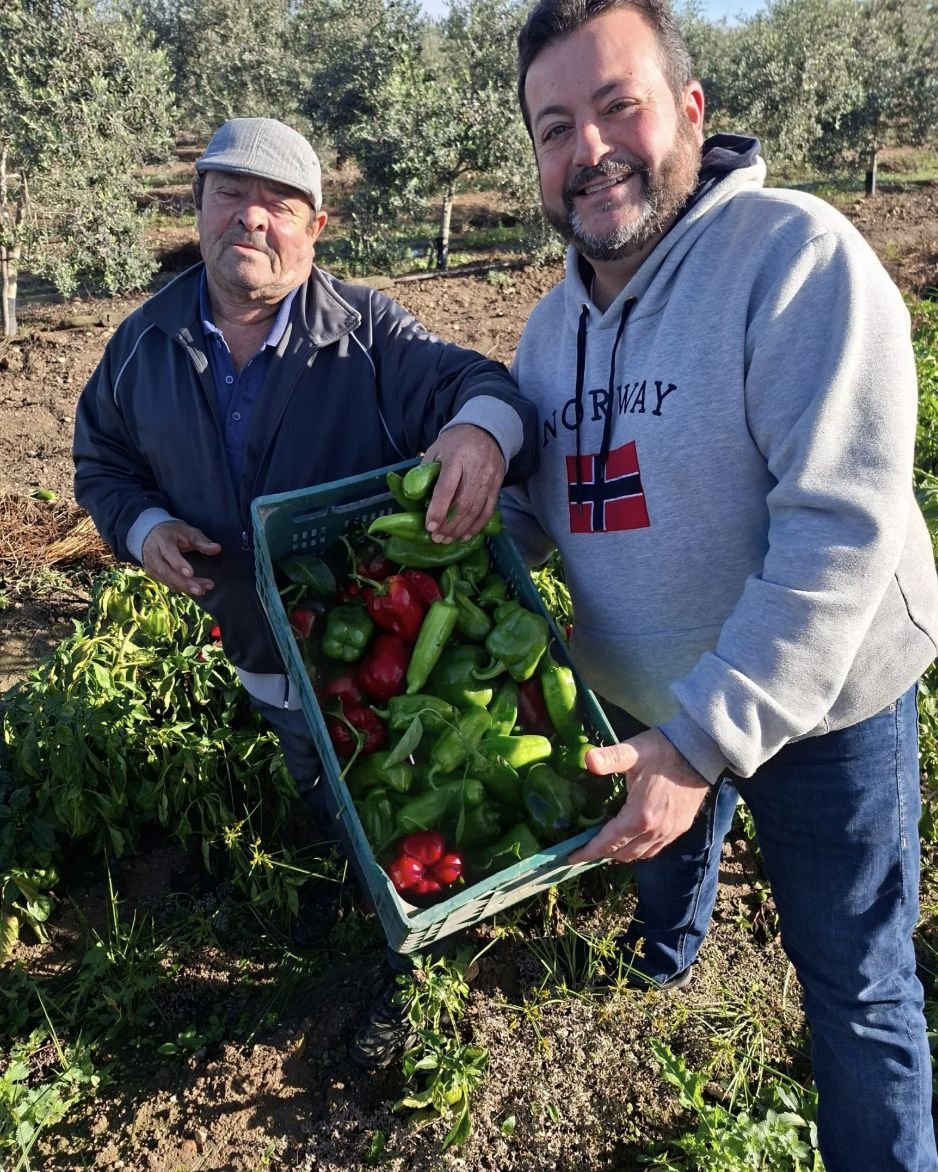 El equipo de La Cesta de la Madre Tierra seleccionando la cosecha en el campo